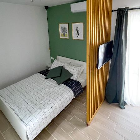 Modern Studio Overlooking Downtown Makarska Esterno foto